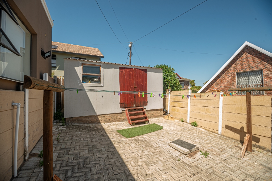 4 Bedroom Property for Sale in Fraaiuitsig Western Cape